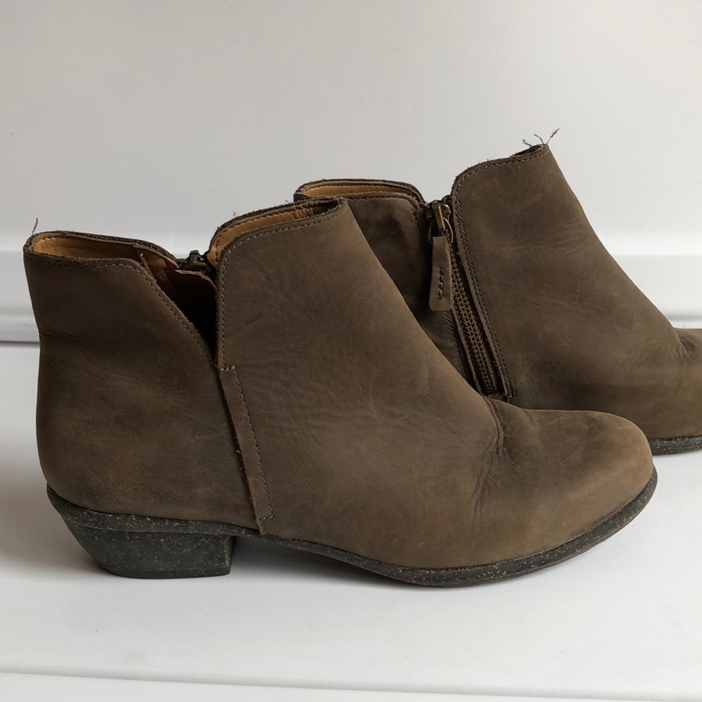 Clarks Unstructured leather ankle boot women size 8.5